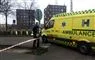 En ambulance og en politimand