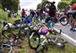 Væltede cykelryttere i vejside