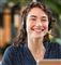 En smilende ung telefondame