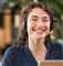 En smilende ung telefondame