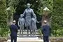 Prinserne foran statue af deres mor.