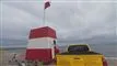 Rødt flag over livreddertårn