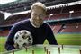 andreas kraul sidder med fodbold i parken