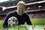 andreas kraul sidder med fodbold i parken
