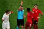 Schweizeren Denis Zakaria (nummer to fra højre) brokker sig til dommer Michael Oliver over et rødt kort til holdkammeraten Remo Freuler (ikke med på billedet). Spanien formåede ikke at udnytte overtallet, men endte alligevel med at vinde kampen efter straffesparkskonkurrence