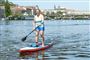 En kvinde hygger sig på et paddleboard