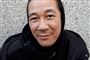 en asiatisk mand smiler