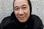 en asiatisk mand smiler