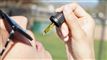 person drypper cannabis-olie i munden