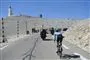 Cykelryttere på vej mod et bjerg i sommerheden