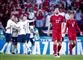 Pierre Emil Højbjerg kigger mod himmelen under kampen mod England. 