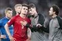 Joakim Mæhle trøstes af Andreas Christensen og Thomas Delaney