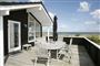 Et sommerhus med terrasse i solen