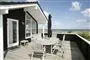 Et sommerhus med terrasse i solen