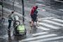 mennesker fanget ude i kraftig regn