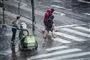 mennesker fanget ude i kraftig regn