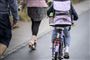 skolebarn på cykel
