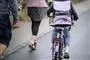 skolebarn på cykel