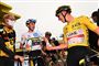 Jonas Vingegaard (i hvidt) lykønsker Tadej Pogacar (i gult) efter dagens etape, som sidstnævnte vandt.