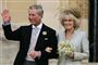 Charles og Camilla vinker til folkemængden på deres bryllupsdag