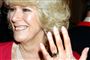 En smilende kvinde viser en ring frem