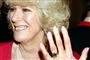 En smilende kvinde viser en ring frem