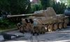 soldater ved tank