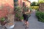 En yngre mand i shorts
