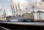 Et kæmpe containerskib i en havn