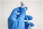 vaccine trækkes ud af glas med sprøjte