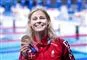 pernille blume smiler med medalje i hånden