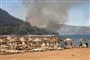 brand i bjerge med strand i forgrunden 