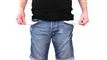 Mand viser tomme lommer i jeans