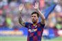 lionel messi står med begge arme i vejret