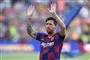 lionel messi står med begge arme i vejret