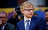 popstjernen ed sheeran i blåt jakkesæt