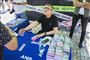 Andrej Babis skriver autografer
