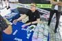 Andrej Babis skriver autografer