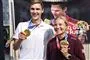 Viktor Axelsen og Anne-Marie Rindom poserer med guldmedaljer