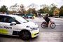 Politibil med udrykning ved en cykelist. 