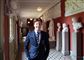 Prins Christian i en gang med store byster 