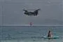 En helikopter henter vand fra havet