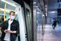 Mand med mundbind ved metro
