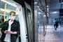 Mand med mundbind ved metro