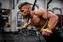 En mand i et fitnesscenter