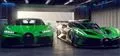 Toi grønne sportsvogne i en garage