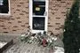 hus med blomster foran hoveddøren