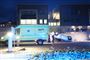 En ambulance ved en væltet bil