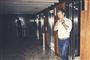 En mand på vej ud af en elevator