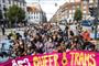 En del mørke mennesker i et optog